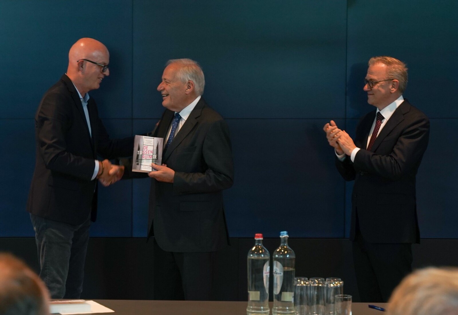 Ivy Sangers voor OCW. Op de foto: Ron Bormans, Wim Deetman en Eppo Bruins.