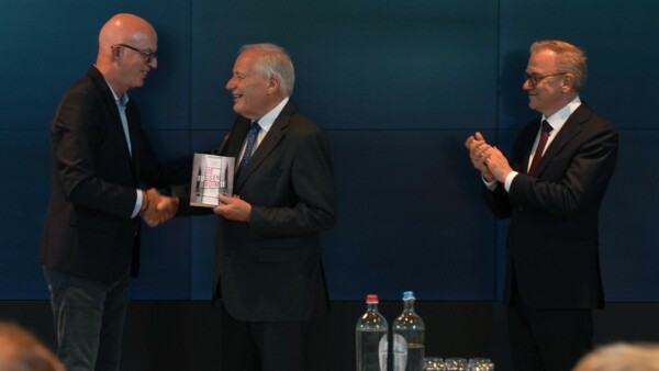 Ivy Sangers voor OCW. Op de foto: Ron Bormans, Wim Deetman en Eppo Bruins.