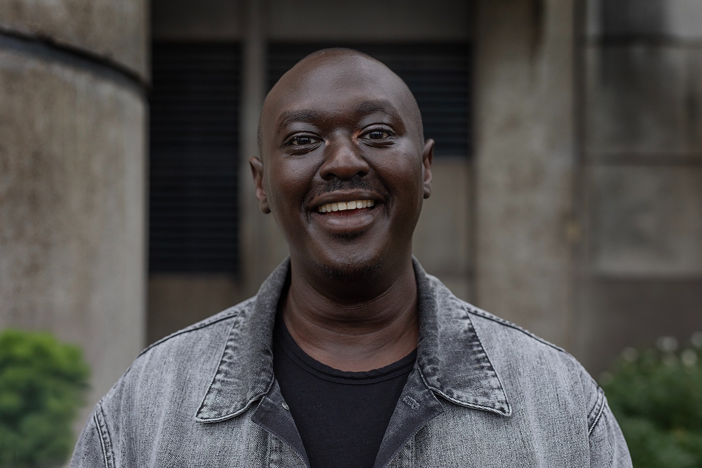 Mochir bezoekt een heel witte publieke omroep